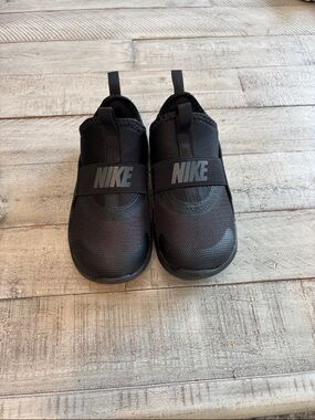 Nike All-Black Slip-On Athletic Shoes with Elastic Logo Strap